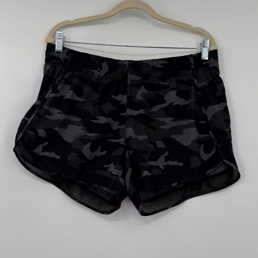 Athleta Printed Mesh Racer Run Shorts Women L Black Camo 4 Inch Inseam